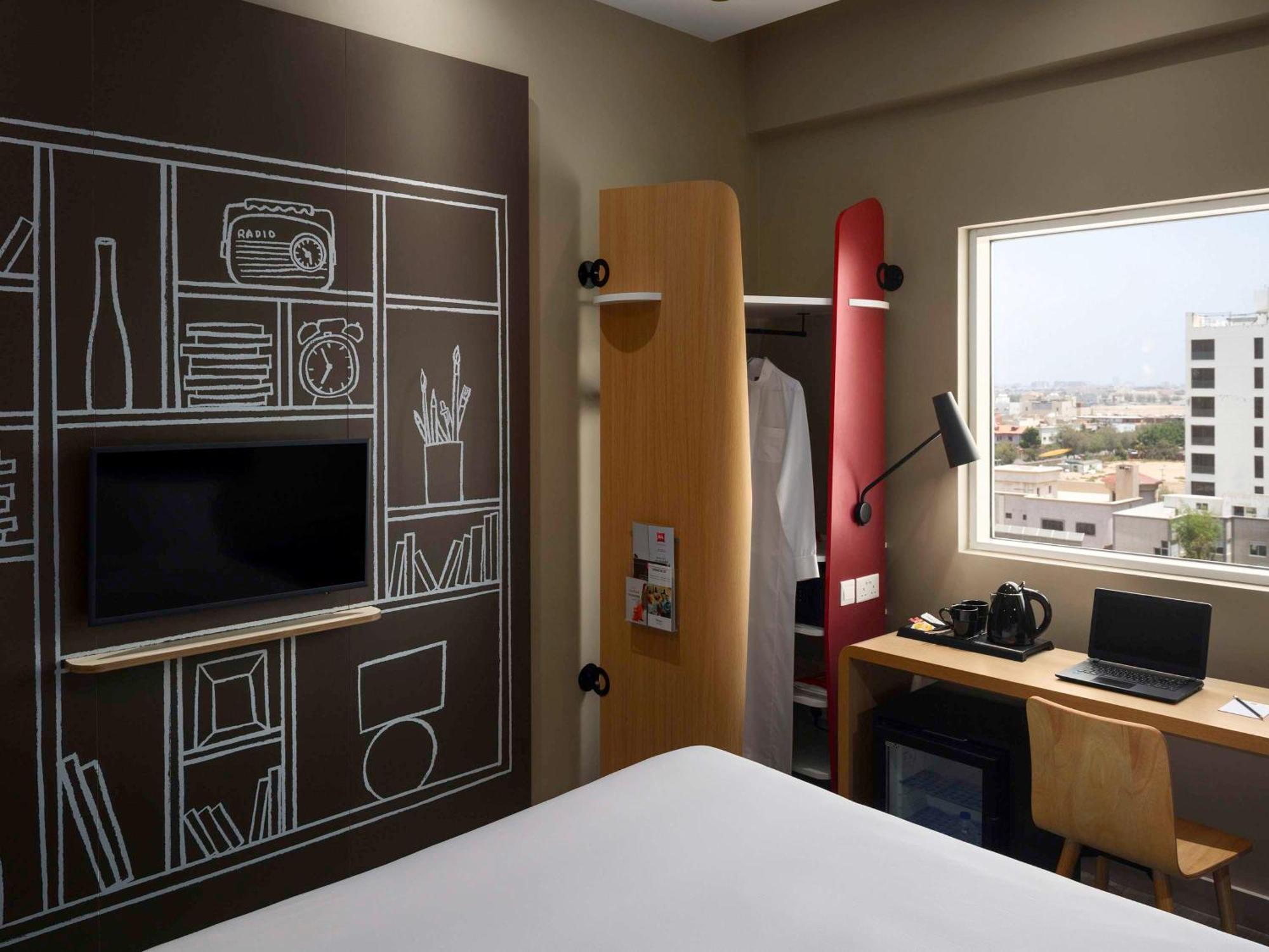 Отель Ibis Jeddah Malik Road Экстерьер фото